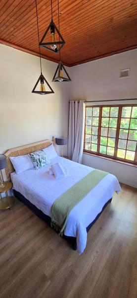 Angazi Guesthouse Unit 2 - Upmarket one bedroom apartment with pool